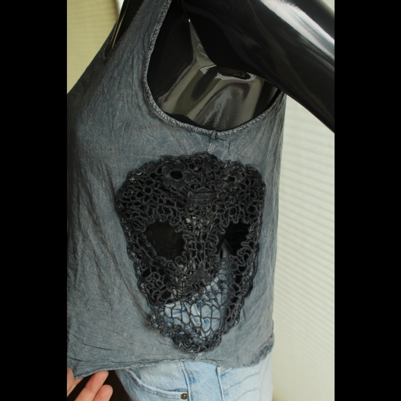 Harley davidson tank with crochet skulls - Picture 2 of 5